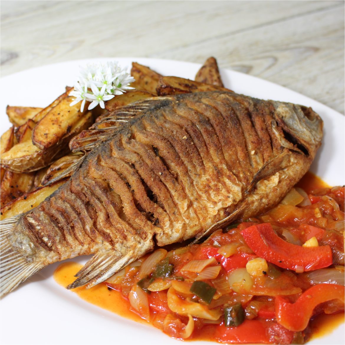 Sült kárász lecsóval és steak krumplival