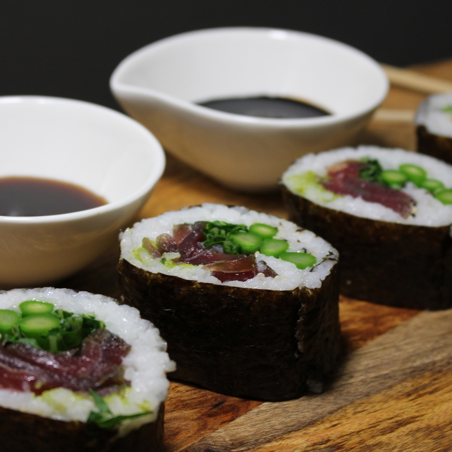 Maki sushi vörös tonhallal és spárgával