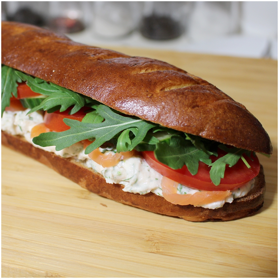 Füstölt lazacos szendvics